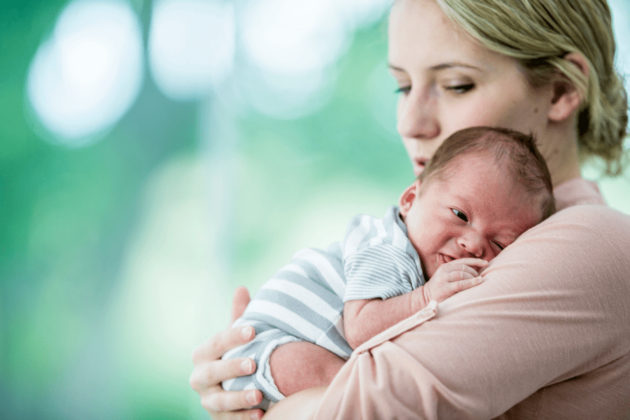 Bébé dans les bras familiarisation