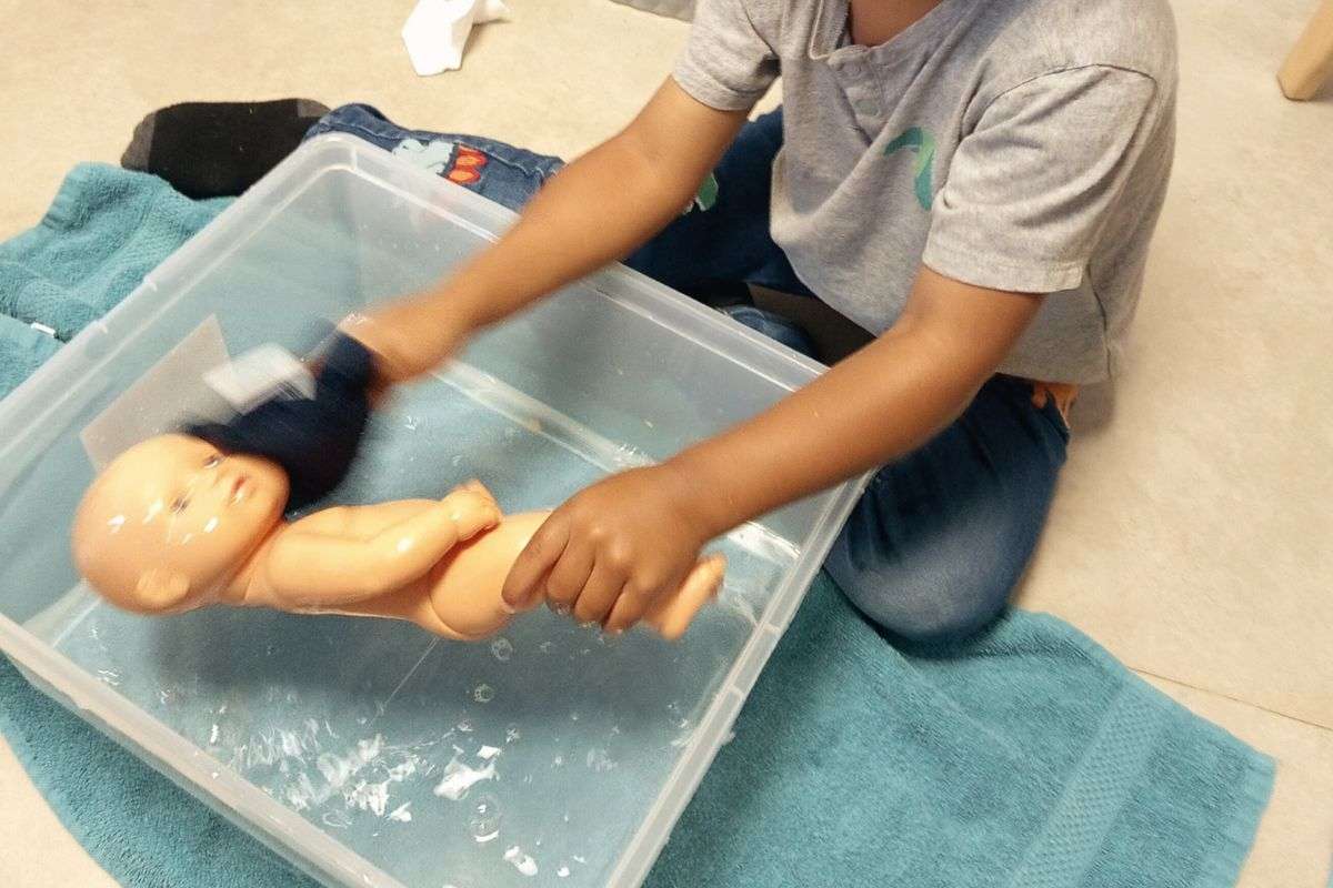 Le soin des enfants en crèche : change et activités bien-être aussi en jeu