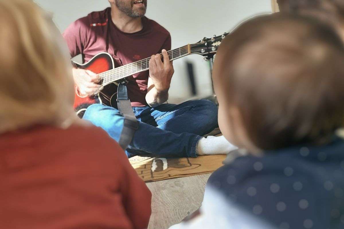 Activité musicale pour les enfants dans la crèche de Cesson Sévigné avec un intervenant extérieur 
