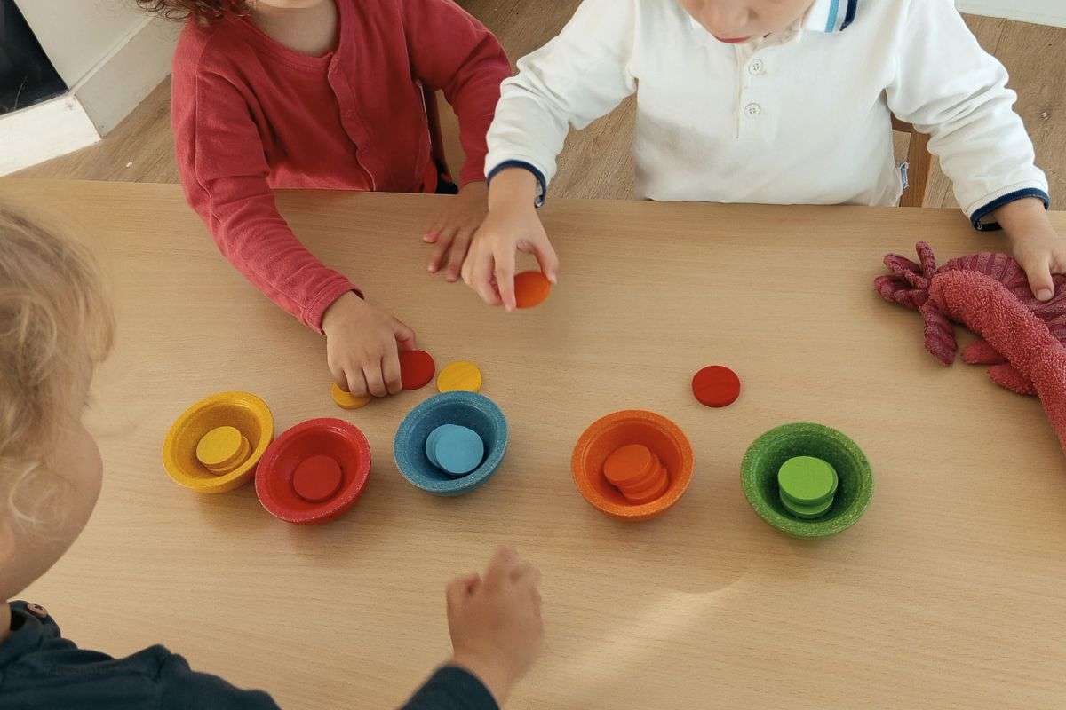 Vue intérieure d'une salle de motricité et de jeux dans la crèche de Saint-Martin. L'espace est très coloré et moderne, meublé de manière sécurisée à la hauteur des enfants.