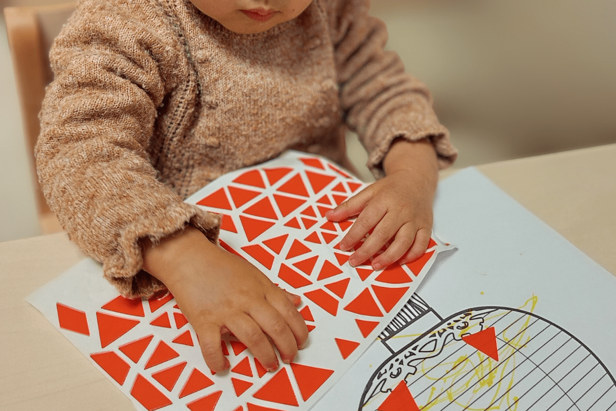 Place entreprise en crèche à Rennes : colllage et motricité fine