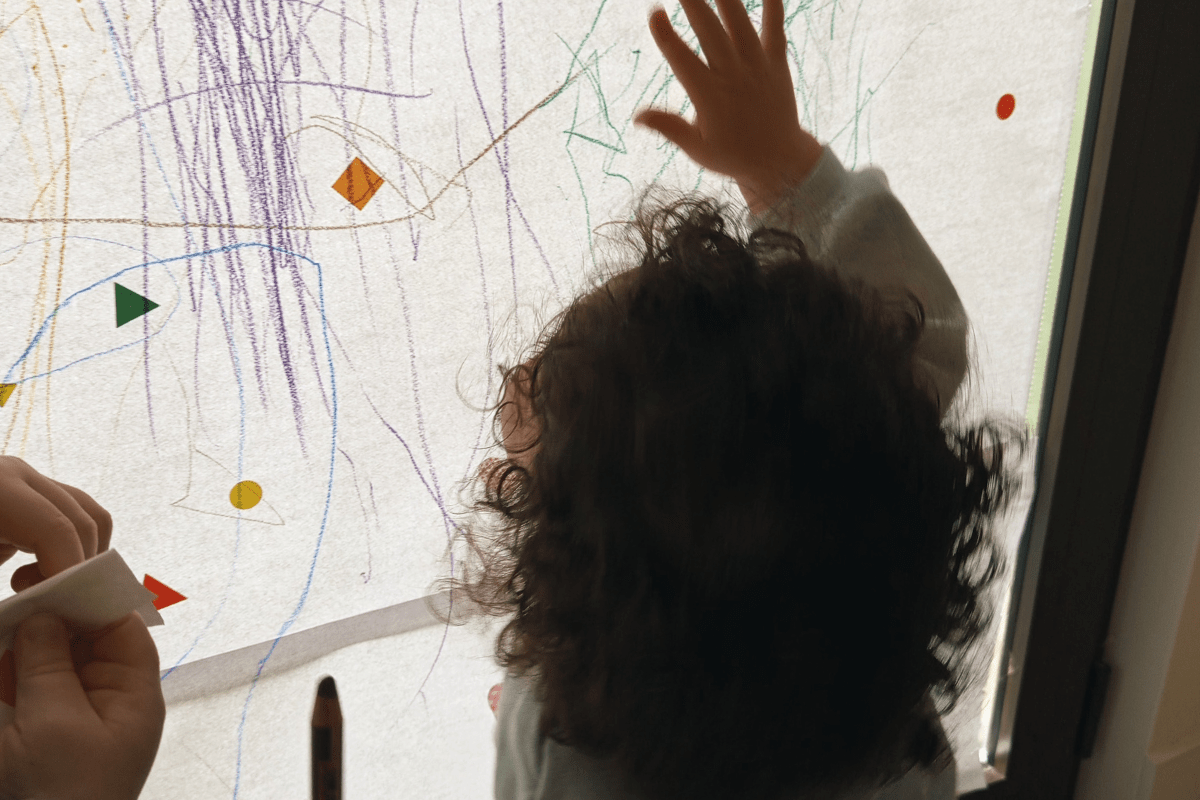 Activités de fin de journée en crèche : jeu de lumières snoezelen et découvertes sensorielles