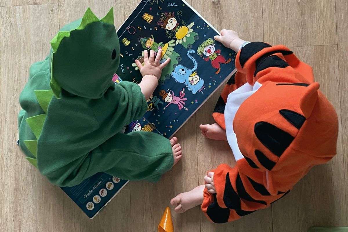 Deux jeunes enfants vêtus de costumes d'animaux. Le déguisement ouvre la porte à tous les imaginaires.