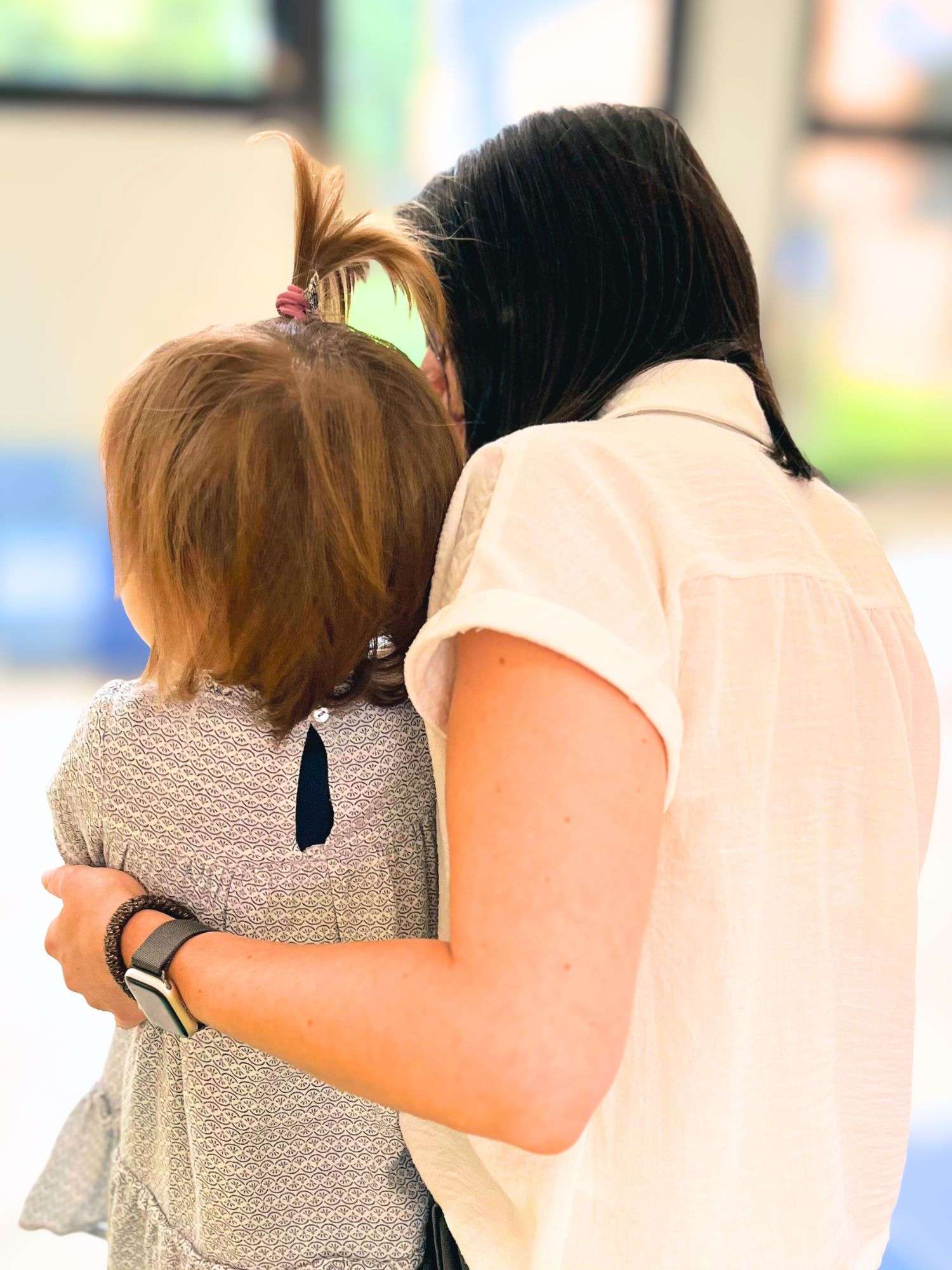 Les gestes des professionnelles de nos crèches sont adaptés aux besoins des enfants tout au long de la journée