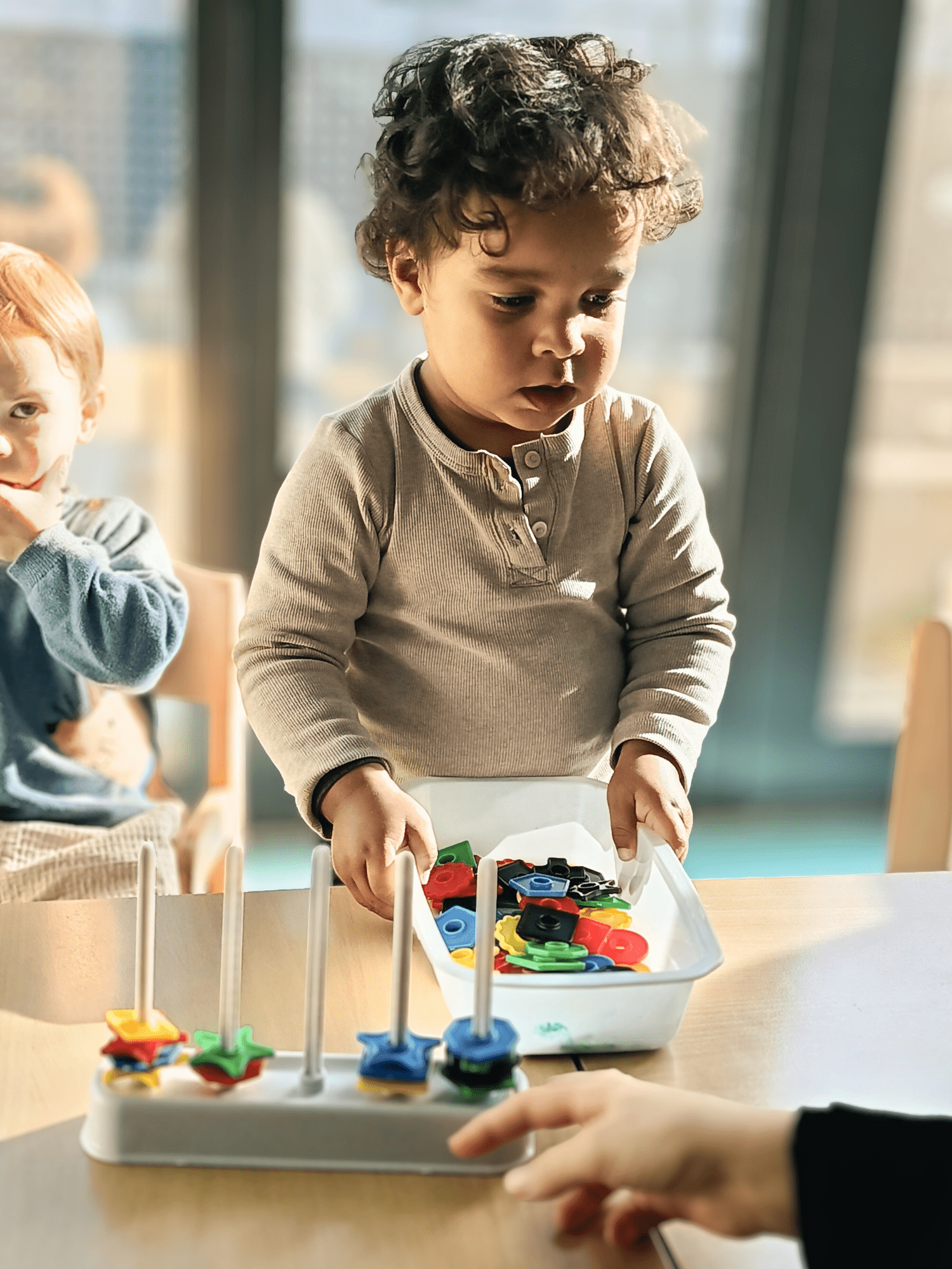 Temps calme du matin, journée en crèche, manipulation d'objets