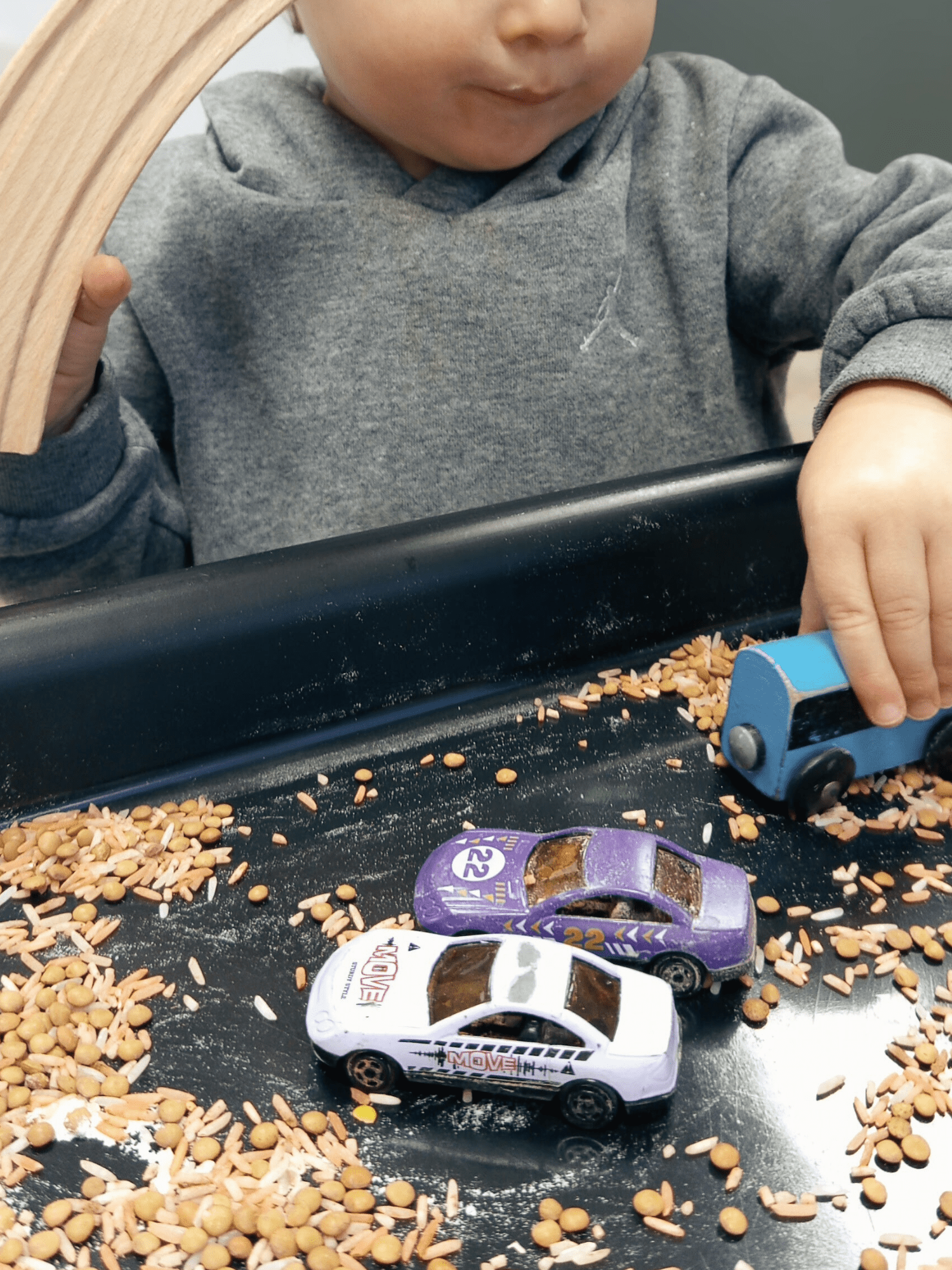 Temps calme du matin, journée en crèche, manipulation d'objets